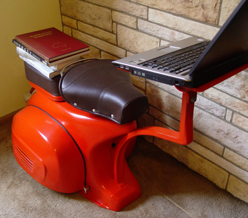 Illustration for article titled I Want to Work On This Vespa Workstation